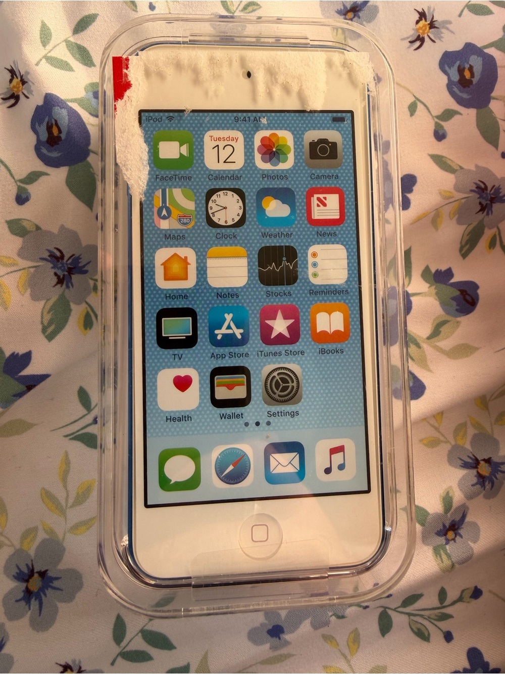 Apple White iPod Touch with Clear Case and Blue Home Screen